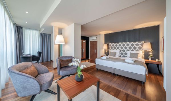 Last Suites & Rooms August
