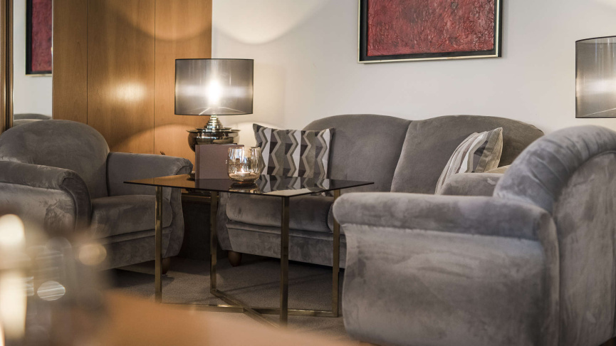 Moderne Sitzecken in der Lobby des Hotels